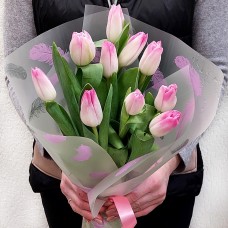 11 бело-розовых тюльпанов